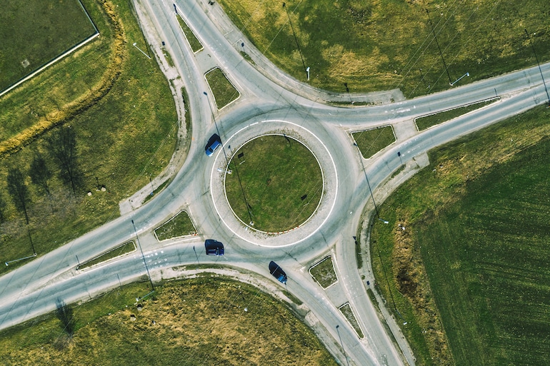 How to drive in a roundabout